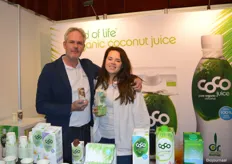 Marc Bod en Joy Winter tonen de nieuwste producten van Green Coco Europe: Coconut coffee cappuccino in een kartonnen 'blikje' (vegan en zonder toevoeging van suiker) en Coconut Milk for Drinking (Matcha met calcium).